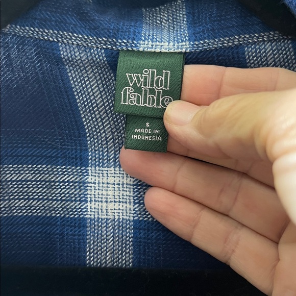 NWOT Wild Fable Navy and White Plaid Shirt side pockets small - Picture 3 of 5